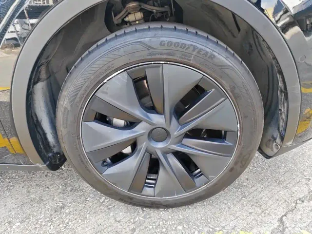 Tesla Model Y — Фото автомобиля 8