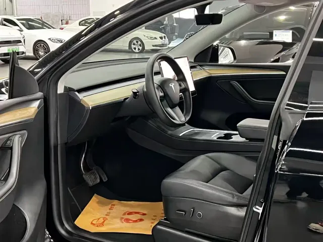 Tesla Model Y — Фото автомобиля 4