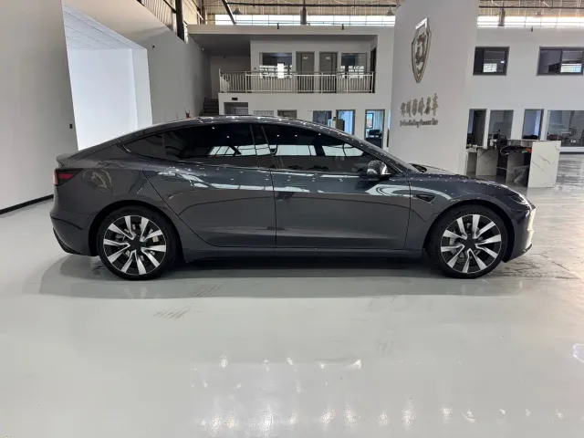 Tesla Model 3 — Фото автомобиля 7