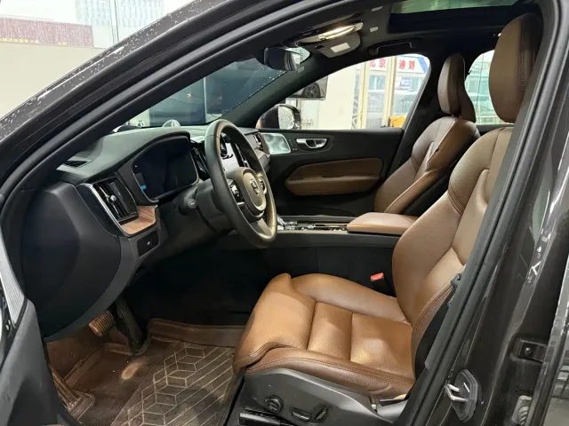 Volvo XC60 — Фото автомобиля 6
