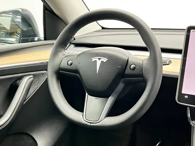 Tesla Model Y — Фото автомобиля 23