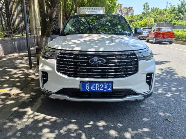 Ford Explorer — Фото автомобиля 2