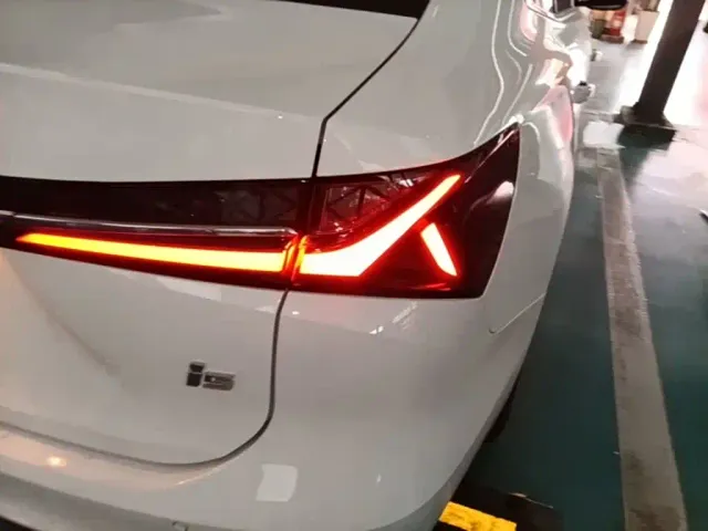 Roewe i5 — Фото автомобиля 7