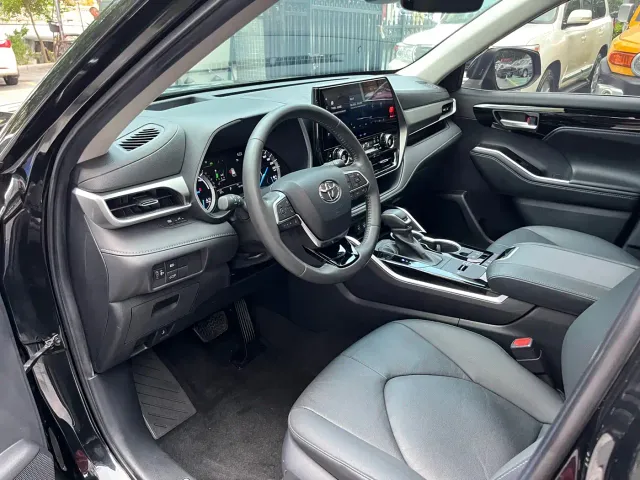 Toyota Highlander — Фото автомобиля 12