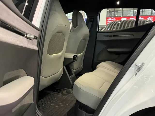 Volvo EX30 — Фото автомобиля 9