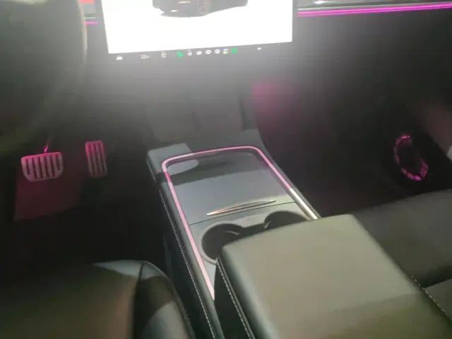 Tesla Model Y — Фото автомобиля 16