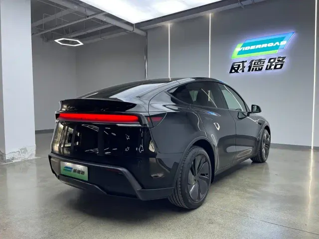 Tesla Model Y — Фото автомобиля 7