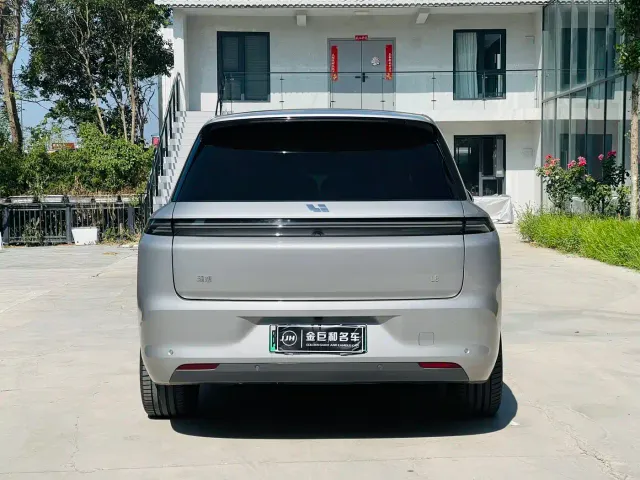 Li Auto L8 — Фото автомобиля 22