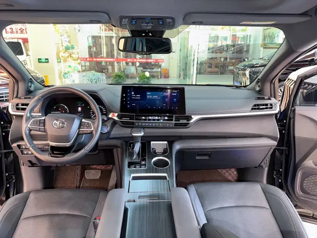 Toyota Sienna — Фото автомобиля 17
