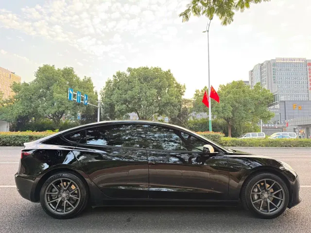 Tesla Model 3 — Фото автомобиля 6