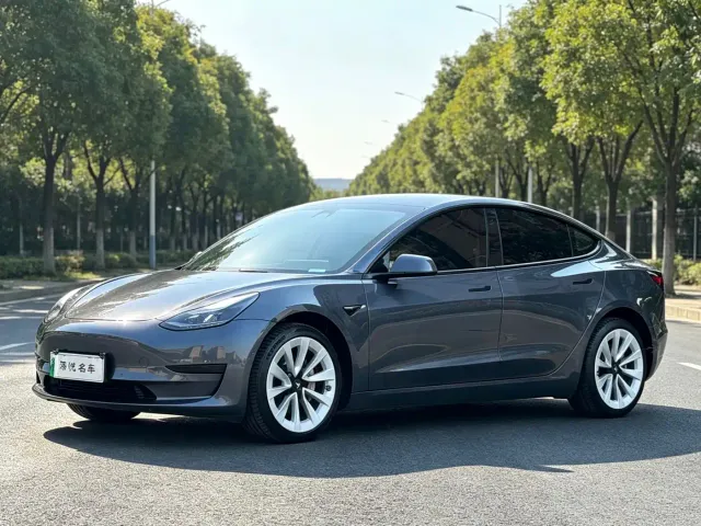 Tesla Model 3 — Фото автомобиля 2