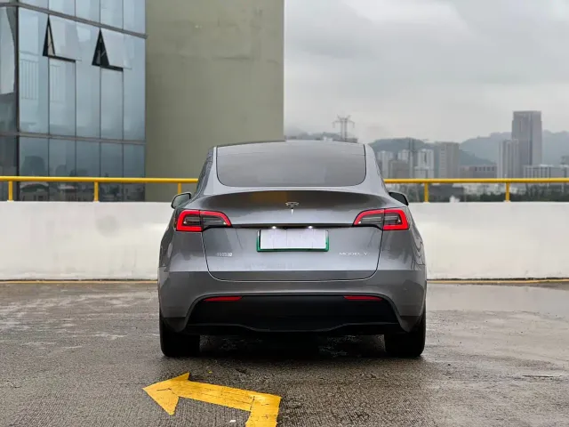 Tesla Model Y — Фото автомобиля 5