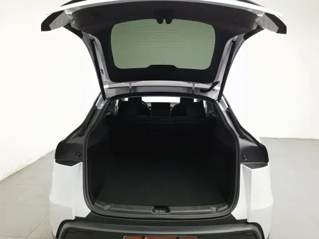 Tesla Model Y — Фото автомобиля 16