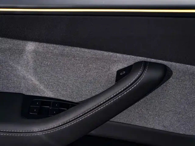 Tesla Model Y — Фото автомобиля 30