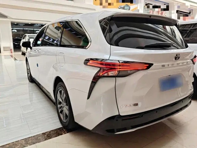 Toyota Sienna — Фото автомобиля 4