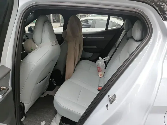 Volvo EX30 — Фото автомобиля 11