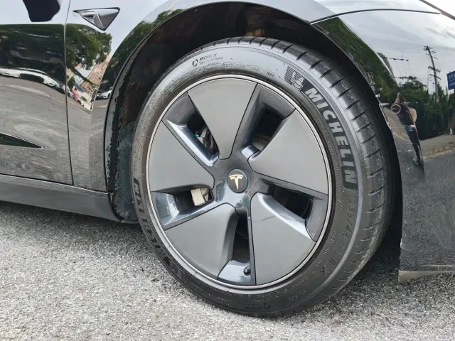 Tesla Model 3 — Фото автомобиля 17