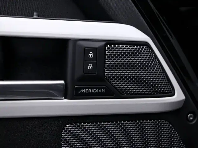 Land Rover Defender — Фото автомобиля 13