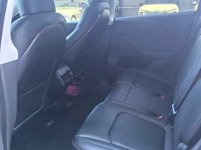 Tesla Model Y — Фото автомобиля 8