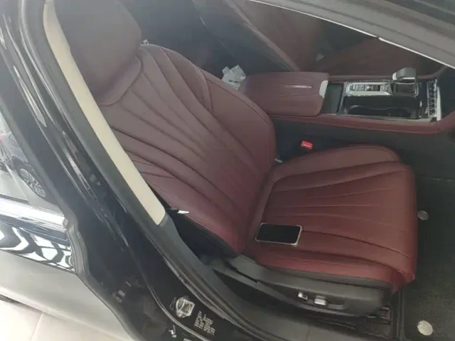 Hongqi Hongqi H5 2025 2.0T Automatic Flag Celebration 500,000 Units Anniversary Edition — Фото автомобиля 24