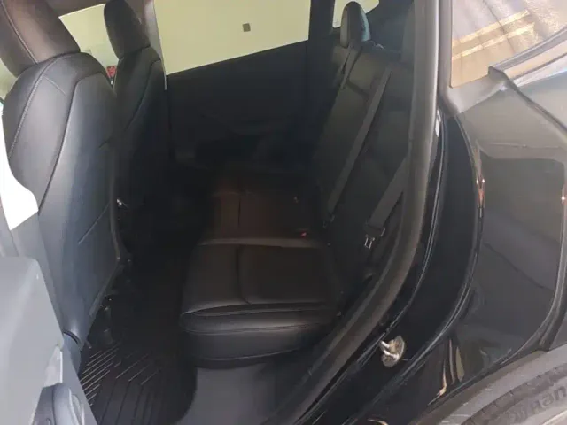 Tesla Model Y — Фото автомобиля 16