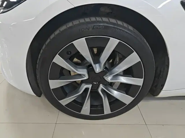 Tesla Model 3 — Фото автомобиля 22