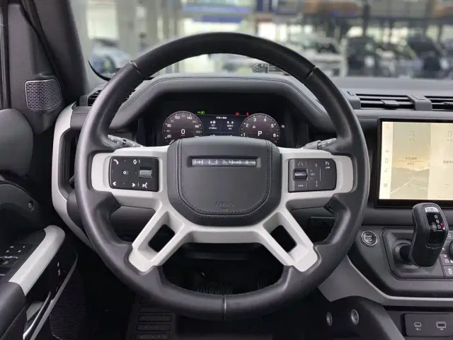 Land Rover Defender — Фото автомобиля 16