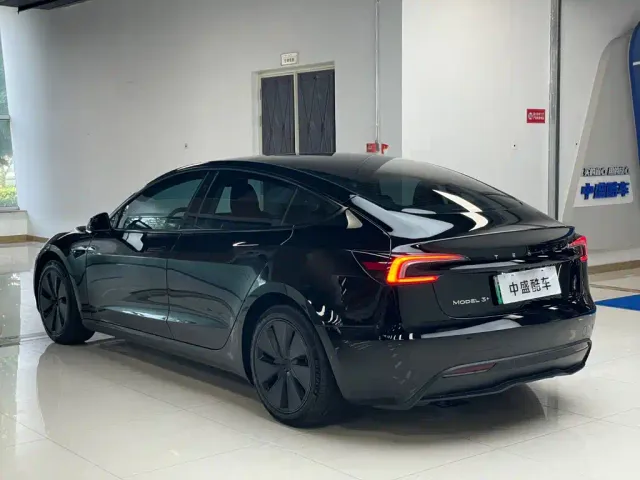 Tesla Model 3 — Фото автомобиля 24