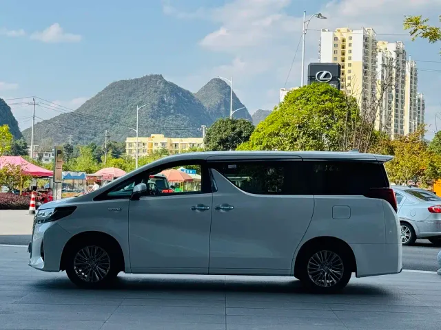 Toyota Alphard — Фото автомобиля 3