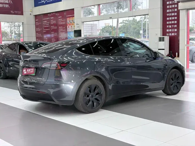 Tesla Model Y — Фото автомобиля 6