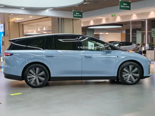 Li Auto i8 — Фото автомобиля 4