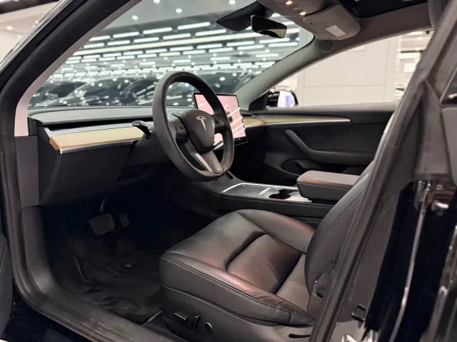 Tesla Model 3 — Фото автомобиля 7