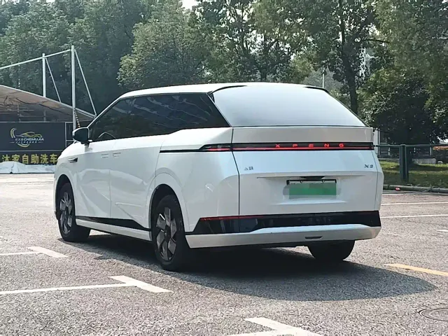 Xpeng X9 — Фото автомобиля 20
