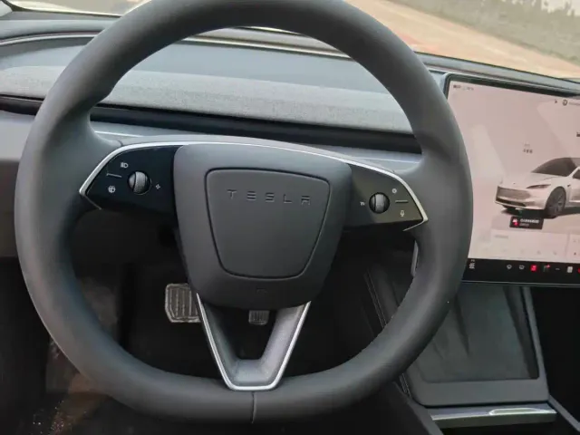 Tesla Model 3 — Фото автомобиля 5