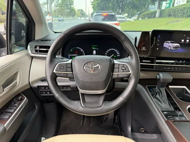 Toyota Sienna — Фото автомобиля 14