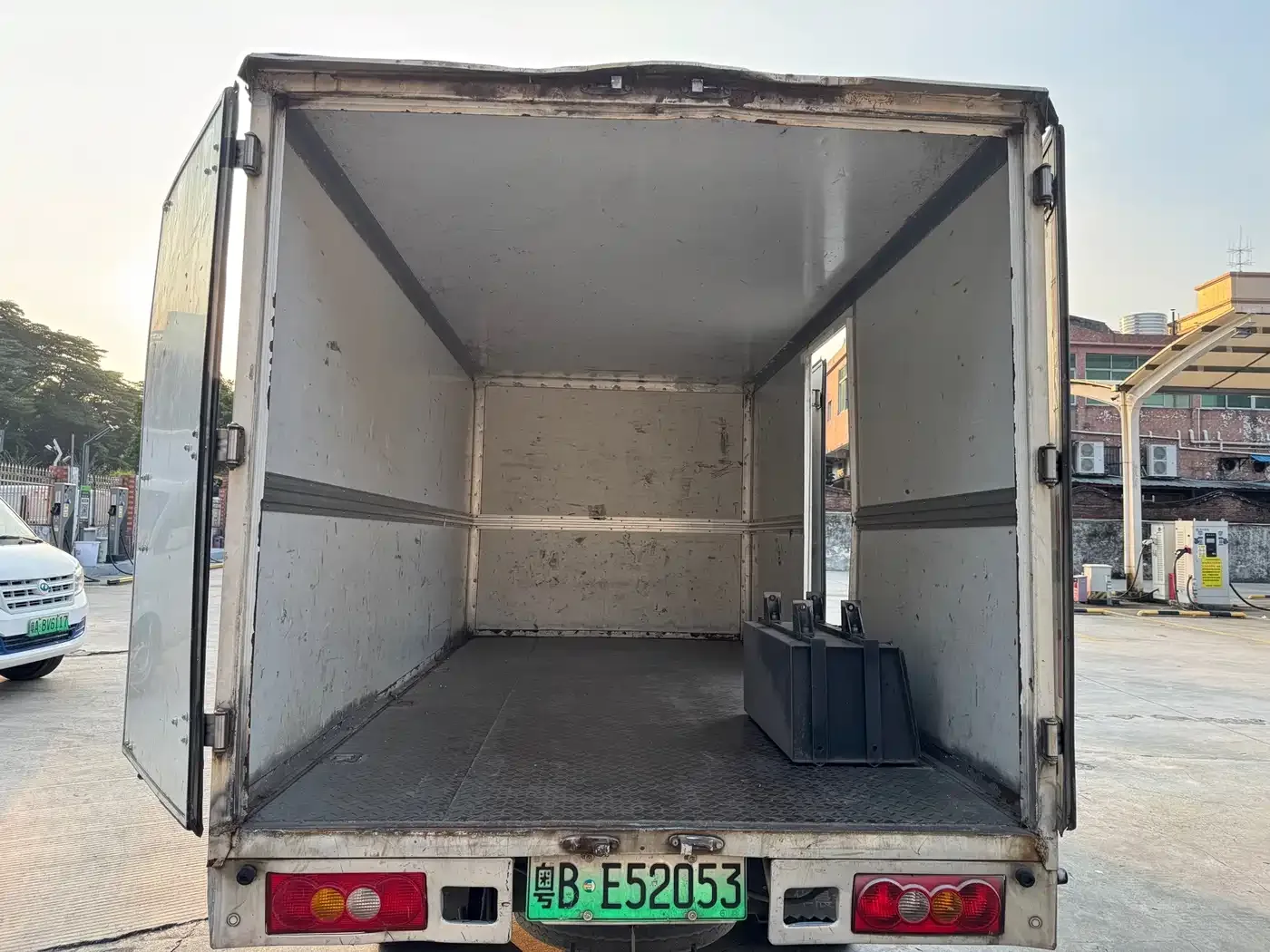 SRM Xinyuan Xinyuan T50 EV 2021 Startup Van — Фото автомобиля 17