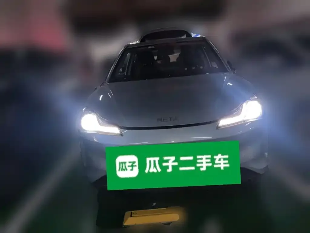 Nezha Auto Nezha V 2021 Long Range Industry Custom Edition — Фото автомобиля 2