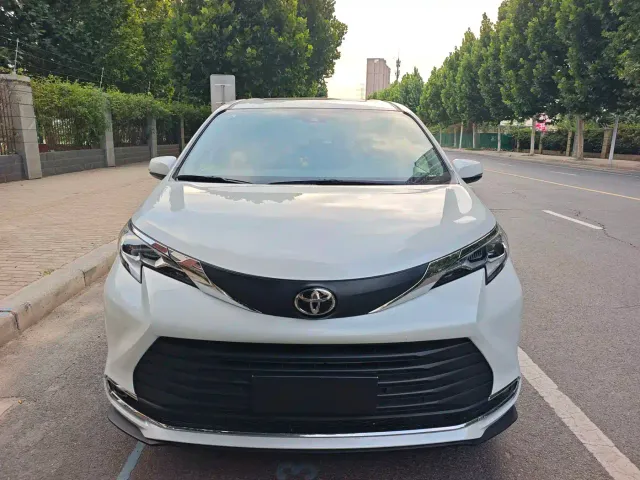 Toyota Sienna — Фото автомобиля 2
