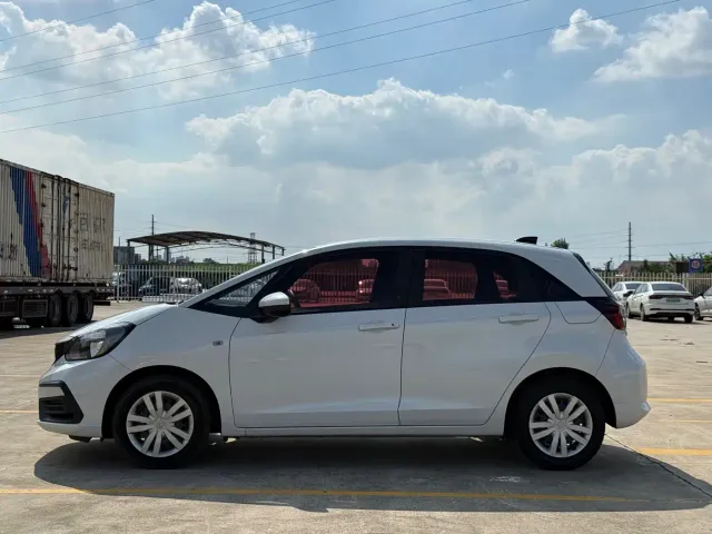 Honda Fit — Фото автомобиля 3