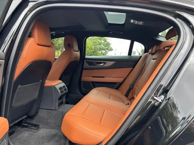 Jaguar XEL — Фото автомобиля 10