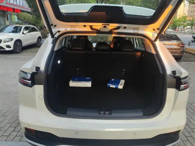Roewe D5X DMH — Фото автомобиля 4