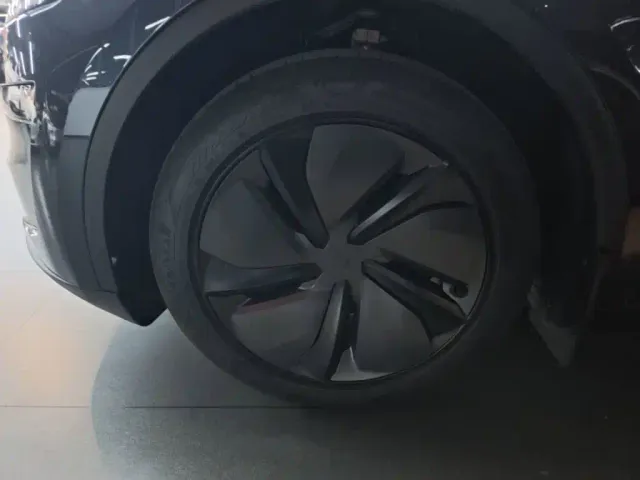 Tesla Model Y — Фото автомобиля 22