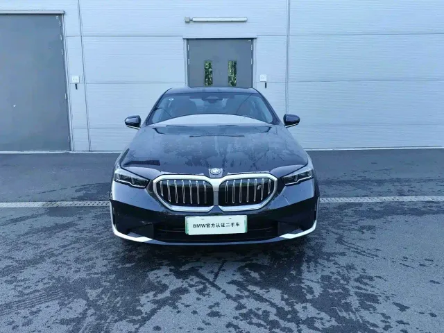 BMW i5 — Фото автомобиля 2