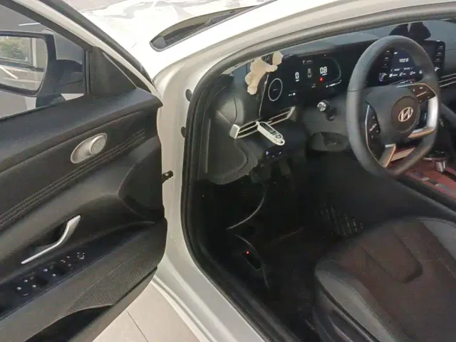 Hyundai Elantra — Фото автомобиля 15
