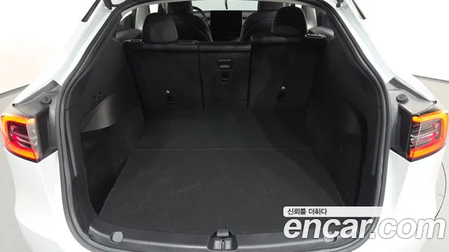 Tesla Model Y — Фото автомобиля 16