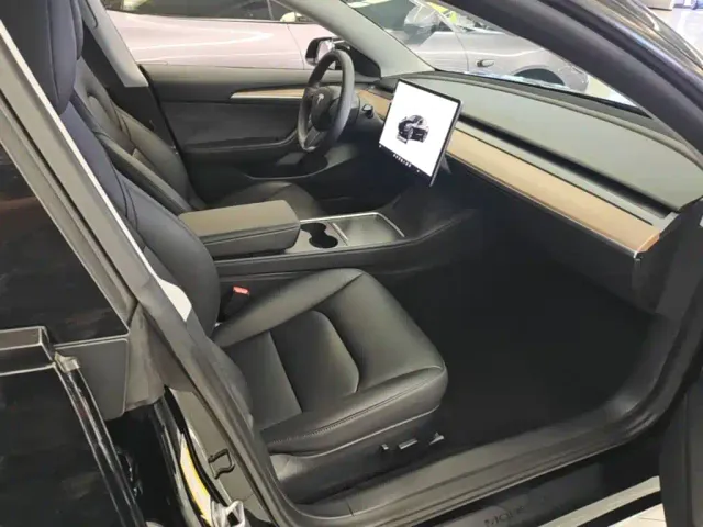 Tesla Model 3 — Фото автомобиля 24