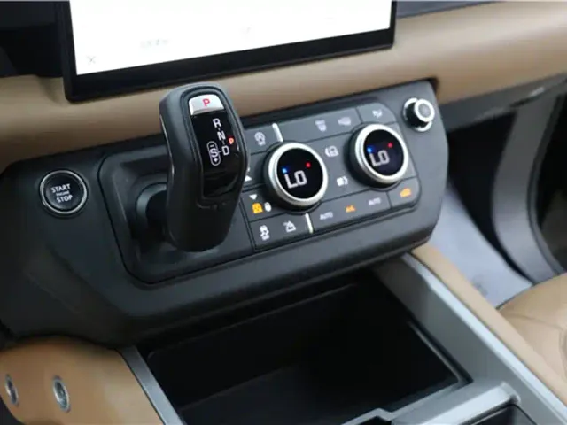 Land Rover Defender — Фото автомобиля 22