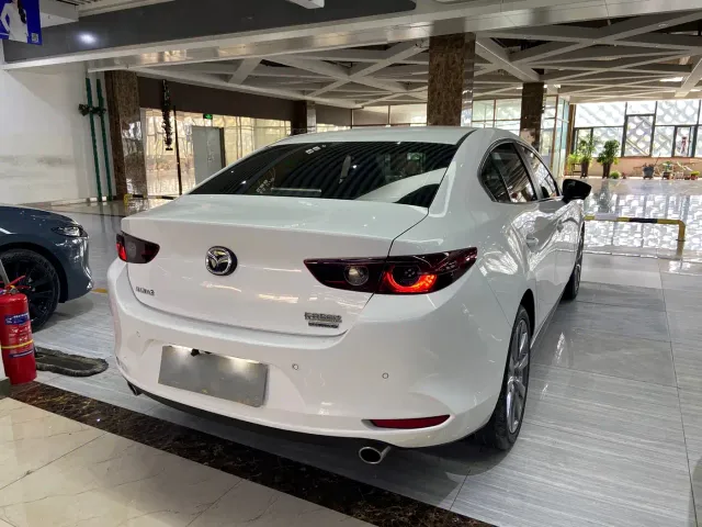 Mazda Axela — Фото автомобиля 6