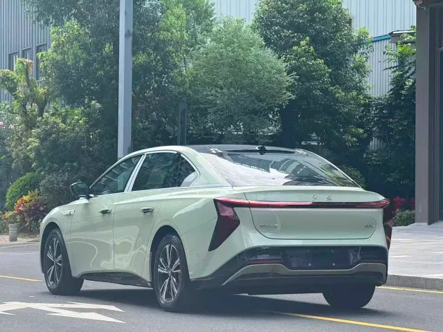 Hongqi EH7 — Фото автомобиля 9