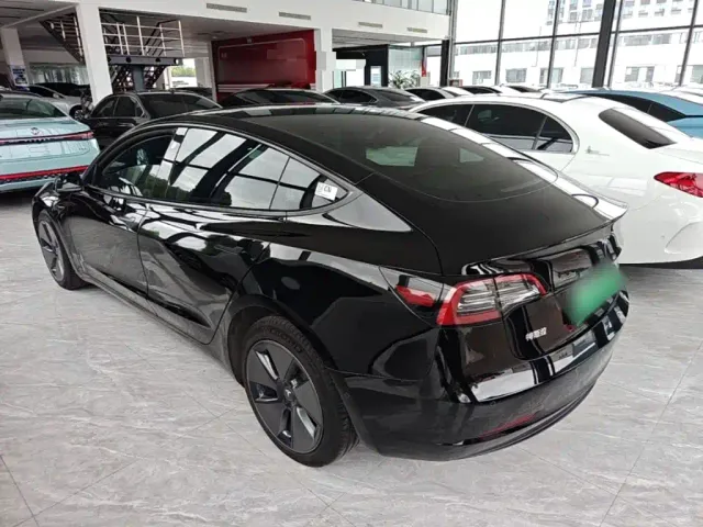 Tesla Model 3 — Фото автомобиля 4